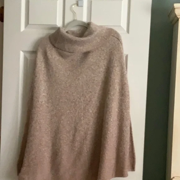 Chico’s Fuzzy Pale Pink &Rose Gold Shine Knit Cape Gold Size S/M - Picture 3 of 9